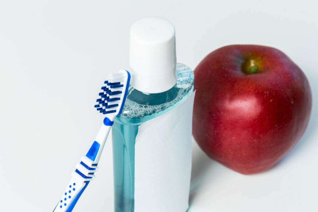 Aplicare gel oral ca alternativă la pastă de dinți pisici